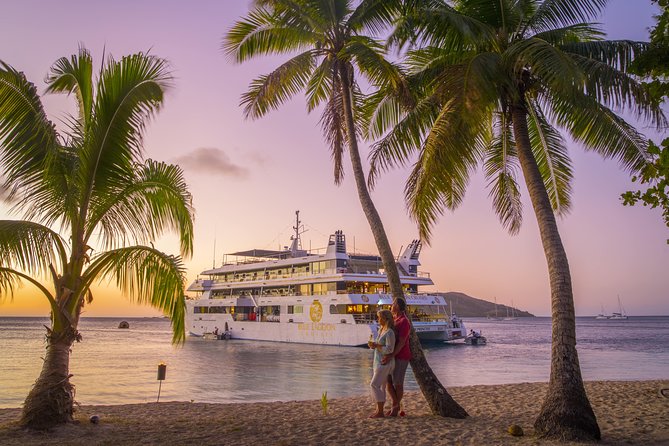 Blue Lagoon Cruises - Wanderer Cruise - 4 Night - Day 3, Sawa-i-Lau caves and shell market: when Fiji turns from beach to culture