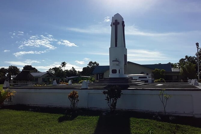 Fiji Local Village, Market, Temple & Garden of Sleeping Giant with Mud Pool Tour - Nadi Produce Markets: Kava, Fruit, Coconuts, and Root Crops in 15 Minutes