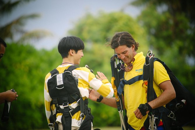 Skydive Fiji Legend 13000ft Tandem Jump (60 seconds free fall) - Parachute time: the calm part you should not skip mentally