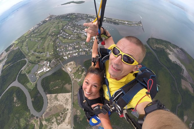 Skydive Fiji Radical 10000ft Tandem Jump (30 seconds free fall) - Getting to the plane: the part you should not rush