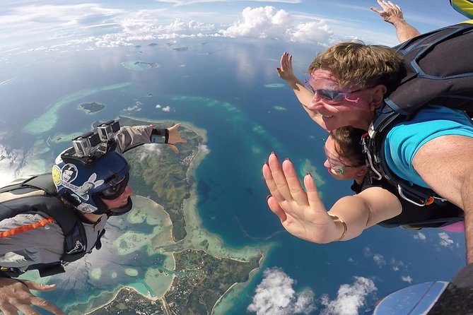 Skydive Fiji Radical 10000ft Tandem Jump (30 seconds free fall) - The freefall and parachute sequence, step by step